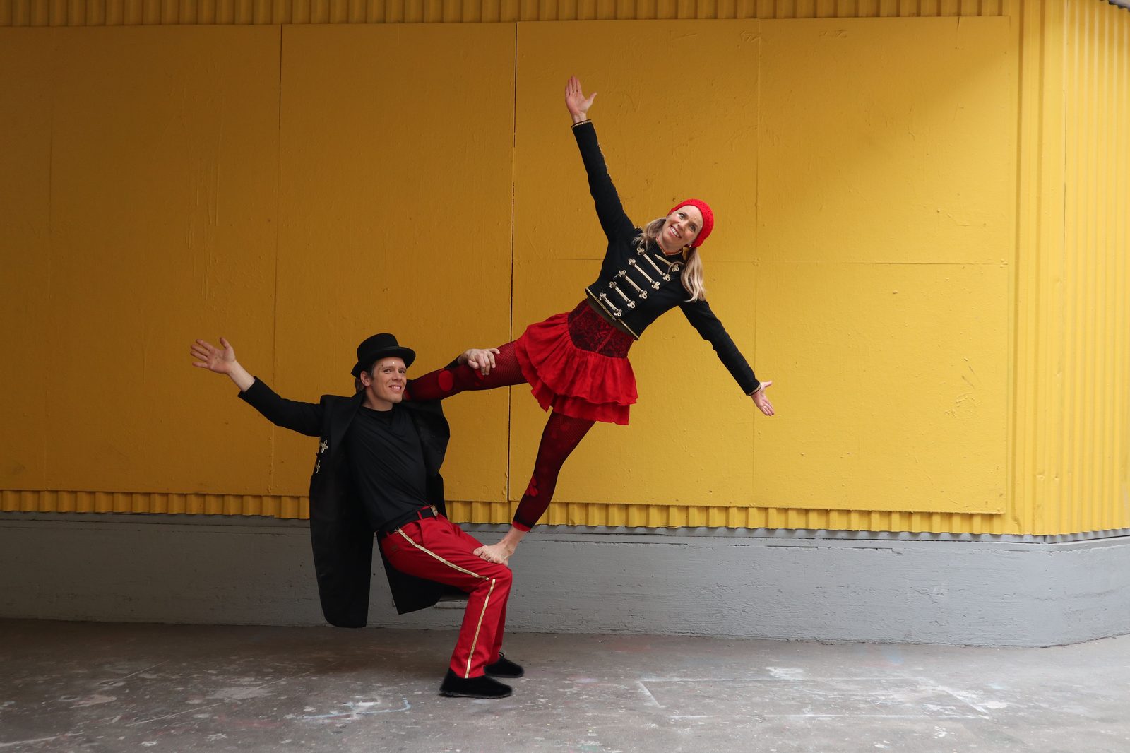 Flaggpose mot gul vägg