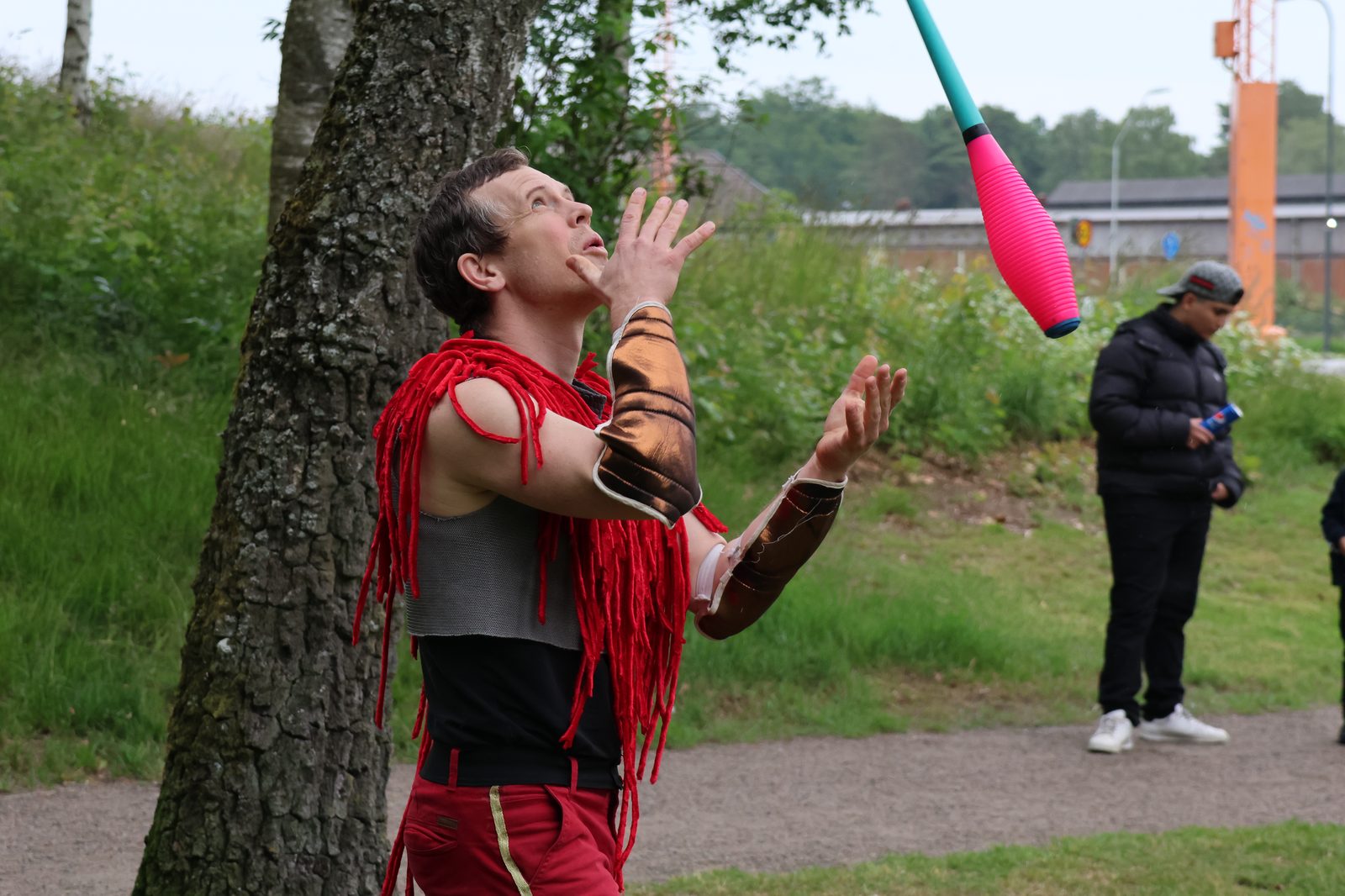 Elof jonglerar med klubbor utomhus